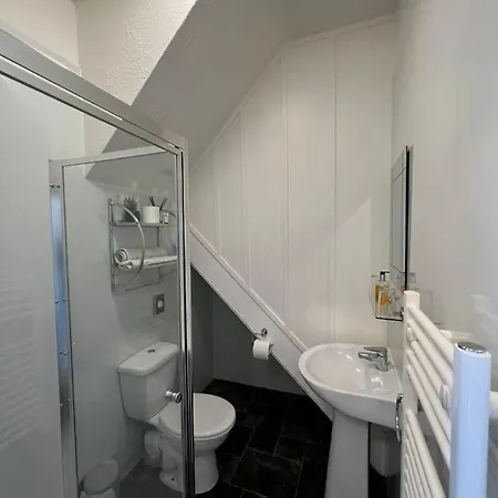 Abbey House 4* بنريث