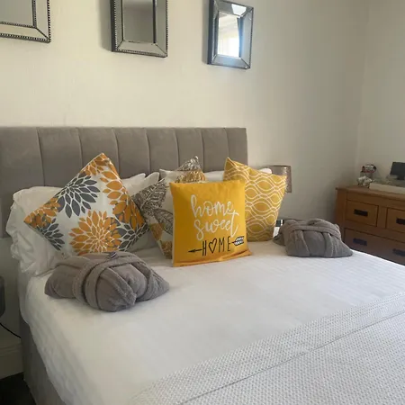 לינה וארוחת בוקר Abbey House 4*